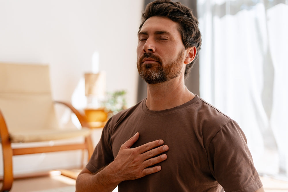 O persoana care face exercitii de respiratie